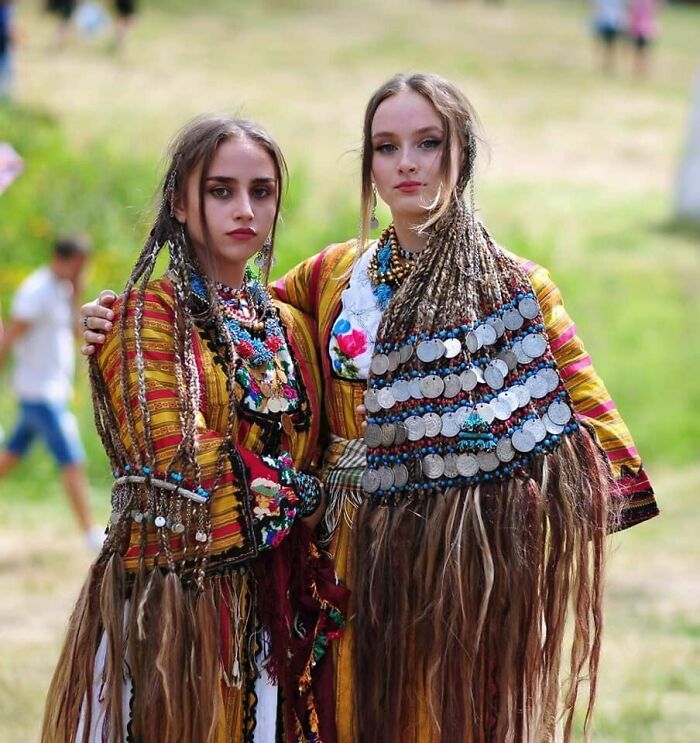 Vestidos y trenzas tradicionales del pueblo Pomak en Startsevo, Bulgaria