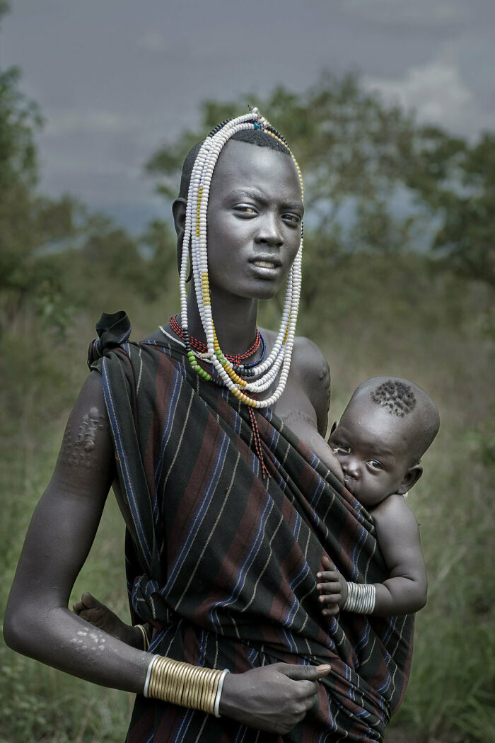 Madre e hijo, por François Pache, Valle de Omo, Etiopía