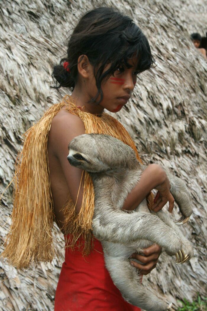 Chica amazónica y su perezoso mascota