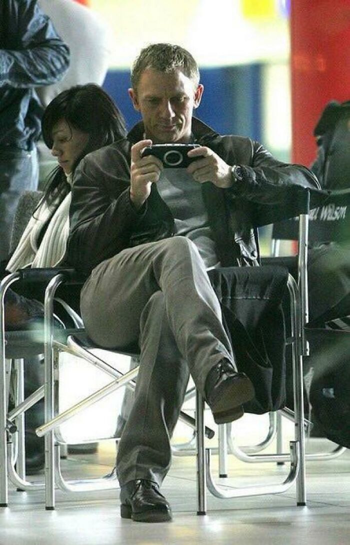 Daniel Craig Playing Psp While On A Break From Shooting The Miami Airport Sequence For Casino Royale (2006)
