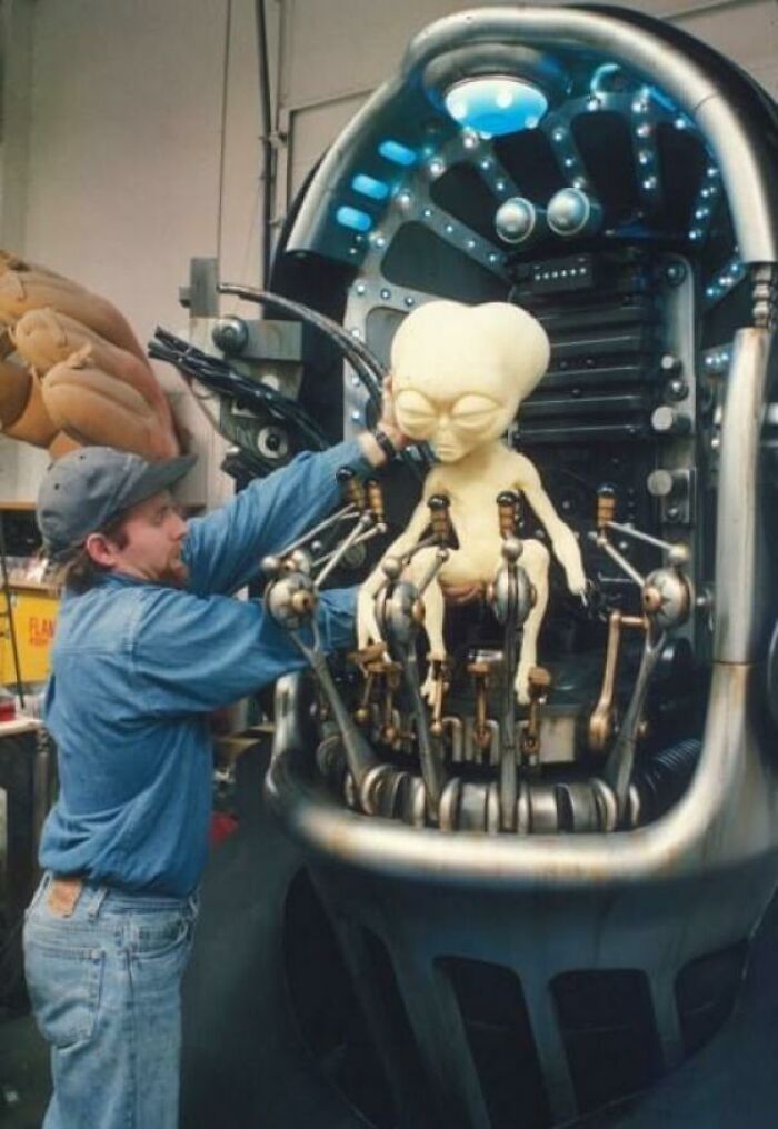 Hombres de negro (1997) el muñeco alienígena dentro de la cabeza humana era realmente grande