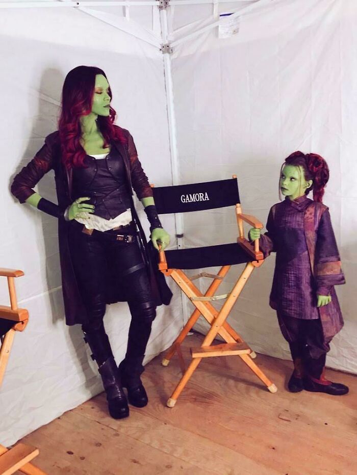 Zoe Saldana (Gamora) y Ariana Greenblatt (pequeña Gamora) en el rodaje de Vengadores Infinity War