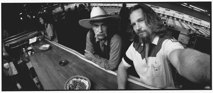 Jeff Bridges y Sam Elliot haciéndose un selfie en el rodaje de "El gran Lebowski", 1998