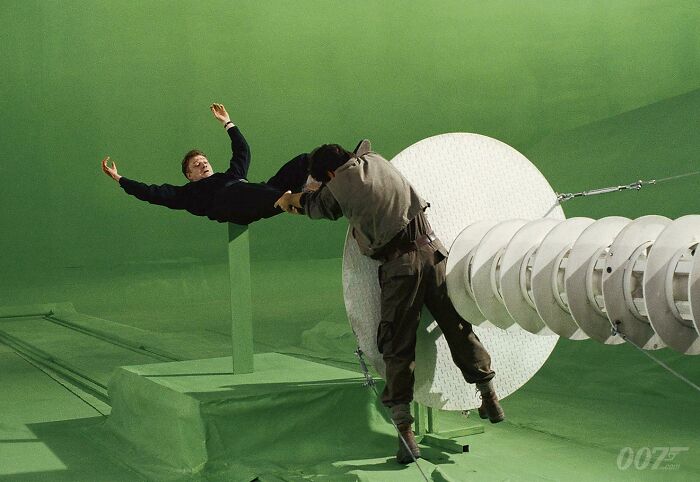 Pierce Brosnan y Sean Bean grabando la escena de la muerte de 006 en Goldeneye