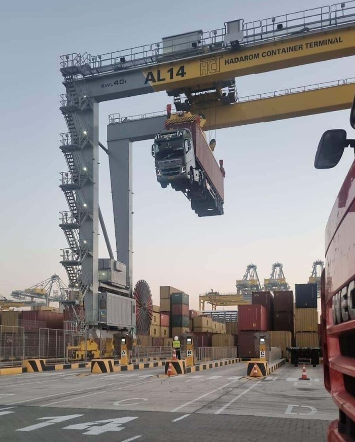 The Truck Driver Who Forgot To Release The Bolts Of The Container In Ashdod Port This Morning