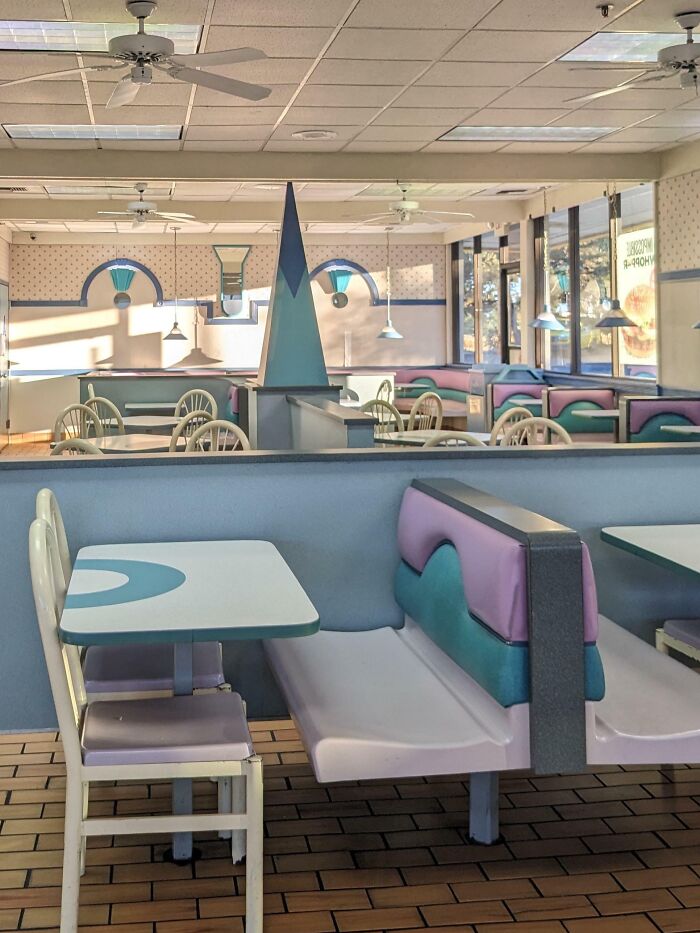 This Burger King Still Use Their Furnitures From The 80s