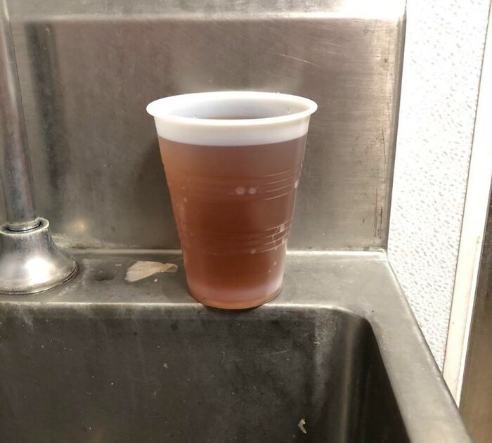 El agua que sale del grifo de la cocina en el trabajo. Es un restaurante