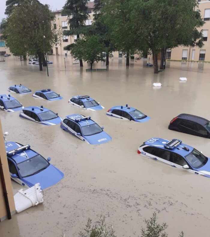 Coches de policía tras una inundación en Cesena, Italia