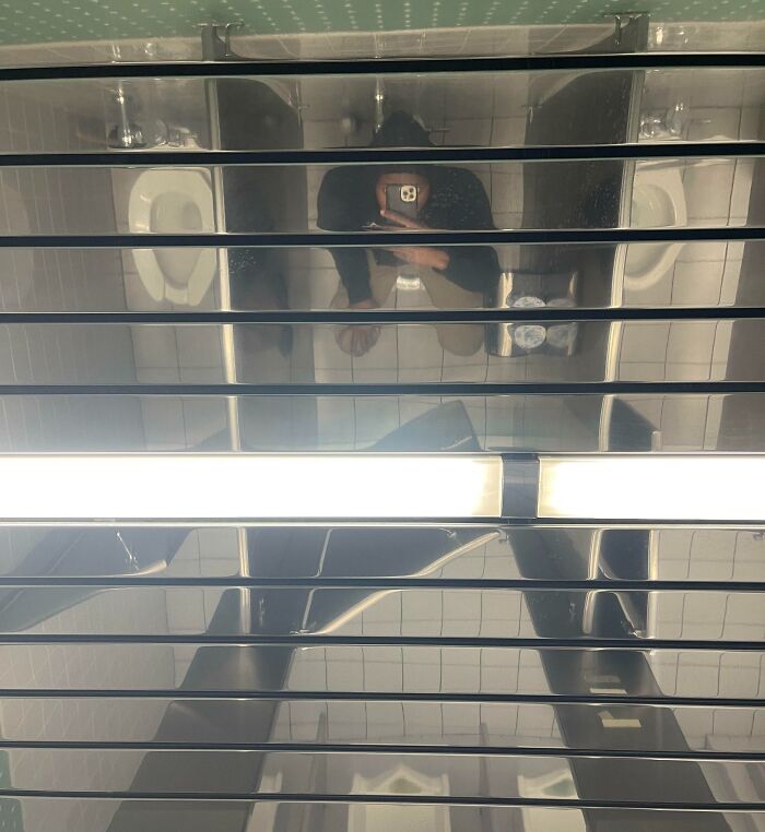 Han puesto techo con espejo en el retrete del trabajo