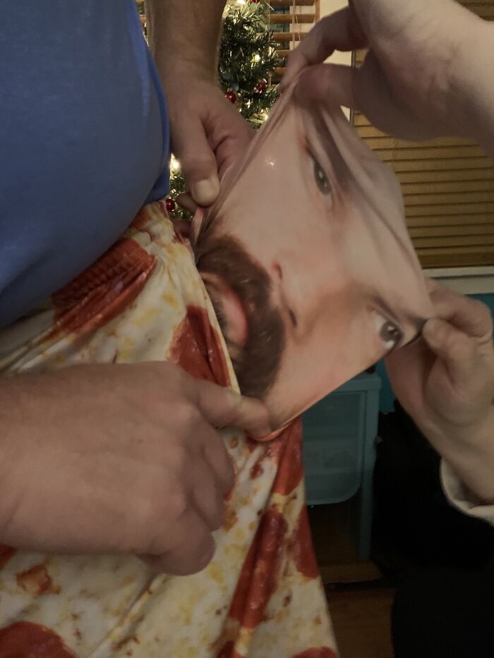 Mi padre encontró una cara en el bolsillo de sus pantalones de pizza