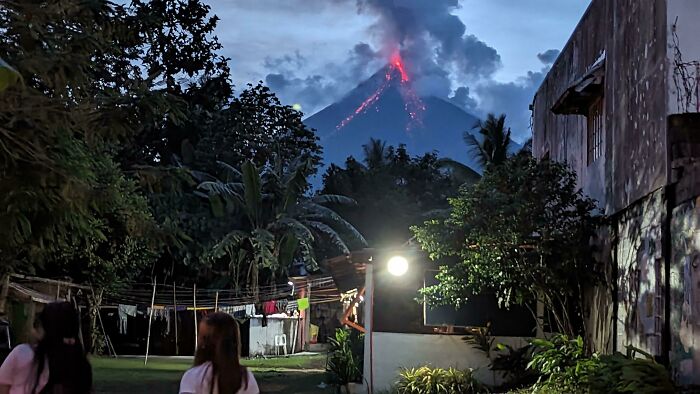 Volcán activo echando lava cerca del resort donde estamos