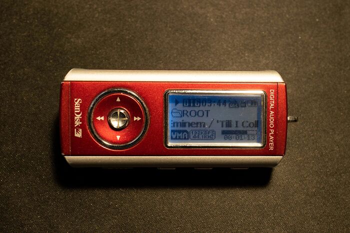 I Found My First MP3 Player From 2005 And It Still Works Perfectly
