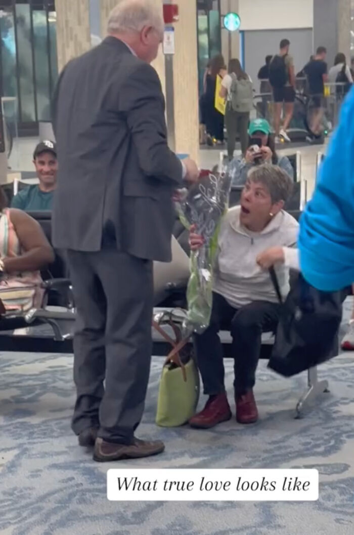Heartwarming Story Of High School Sweethearts Reunited At The Airport After Sixty Years Apart Heartwarming Story Of High School Sweethearts Reunited At The Airport After Sixty Years Apart