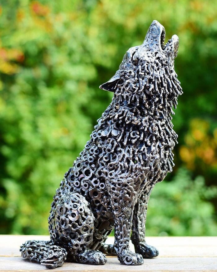 A sculpture of a wolf