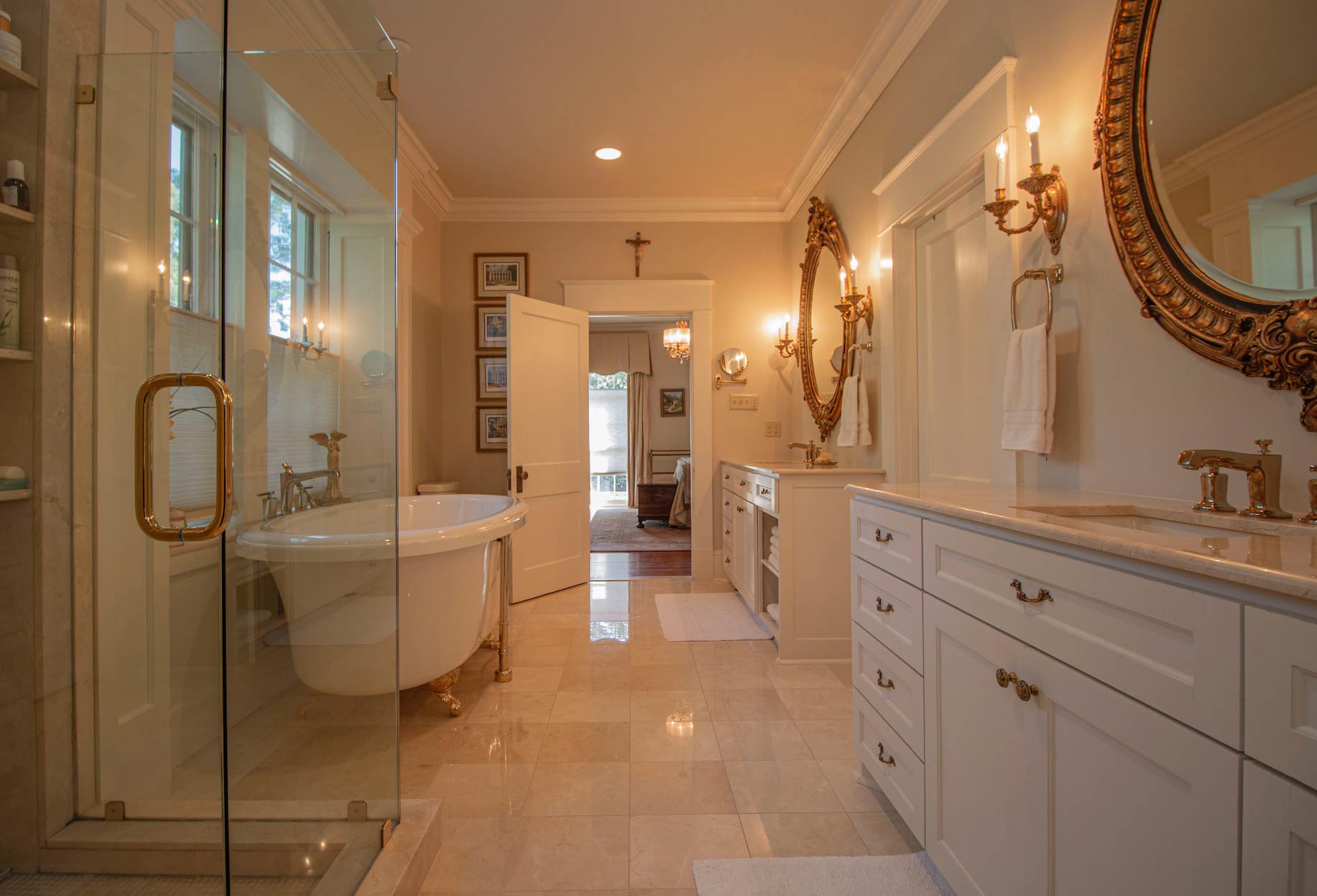 Bathroom with gilded lights and mirrors Bathroom with gilded lights and mirrors
