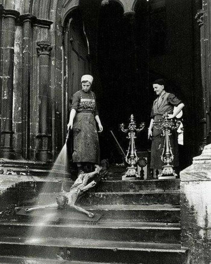 Limpiadoras lavando un crucifijo, 1938