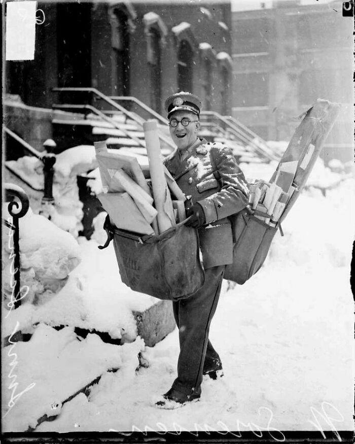 El cartero N. Sorenson posa con sus pesados paquetes que repartir en Navidad en Chicago, 1929