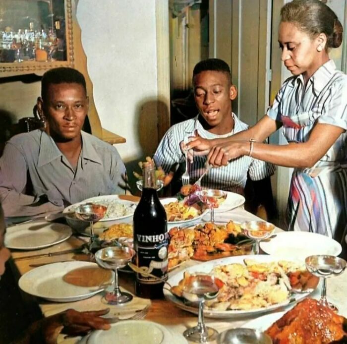 Pelé cenando con sus padres, 1958