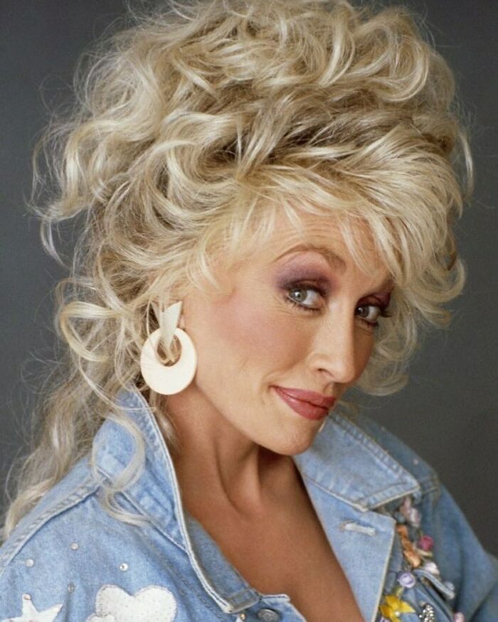 Dolly Parton Has Been Sleeping With Full-On Makeup On Since The ‘80s Dolly Parton Has Been Sleeping With Full-On Makeup On Since The ‘80s