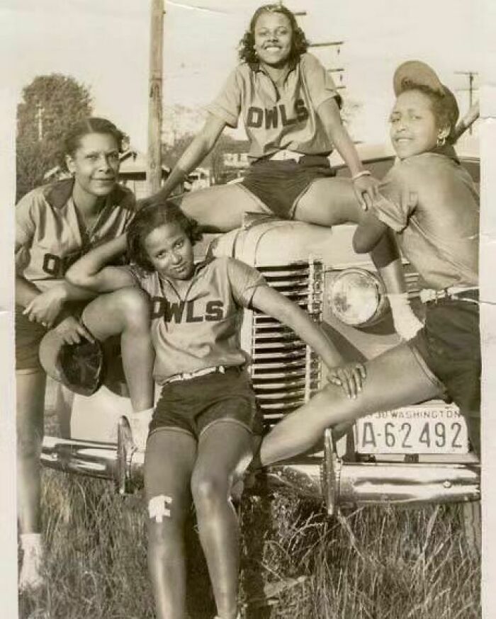 Miembros de Las Búhos, un equipo de softball formado por mujeres negras en los años 30