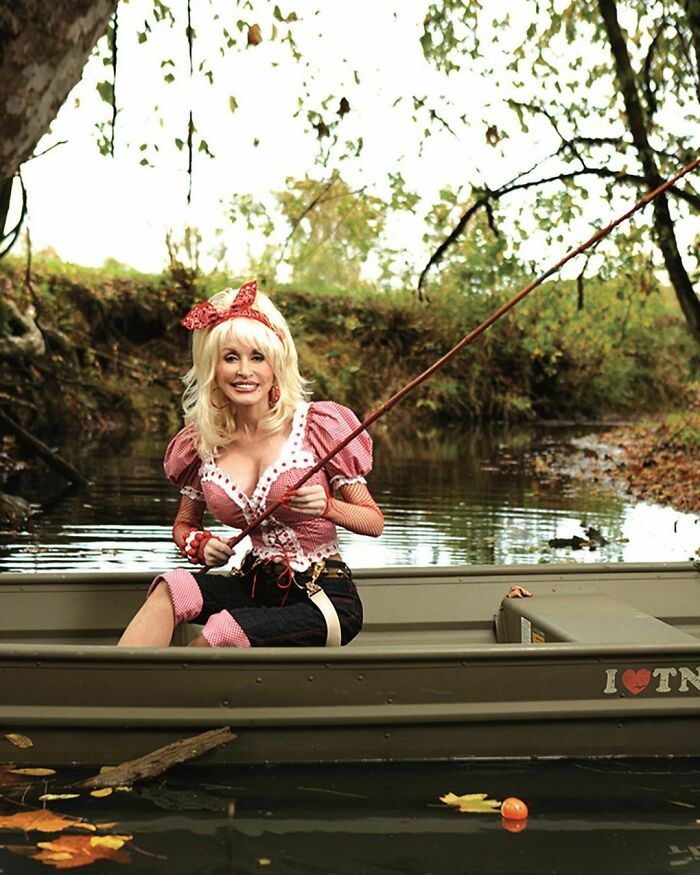 Dolly Parton Has Been Sleeping With Full-On Makeup On Since The ‘80s Dolly Parton Has Been Sleeping With Full-On Makeup On Since The ‘80s