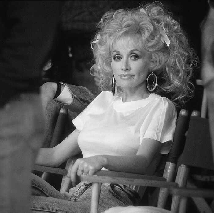 Dolly Parton Has Been Sleeping With Full-On Makeup On Since The ‘80s Dolly Parton Has Been Sleeping With Full-On Makeup On Since The ‘80s