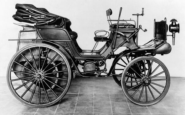Daimler-belt-driven-car-1895-1899-651d488e40c1e.jpg