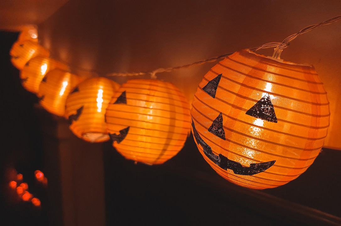 Lit Halloween pumpkin string lights