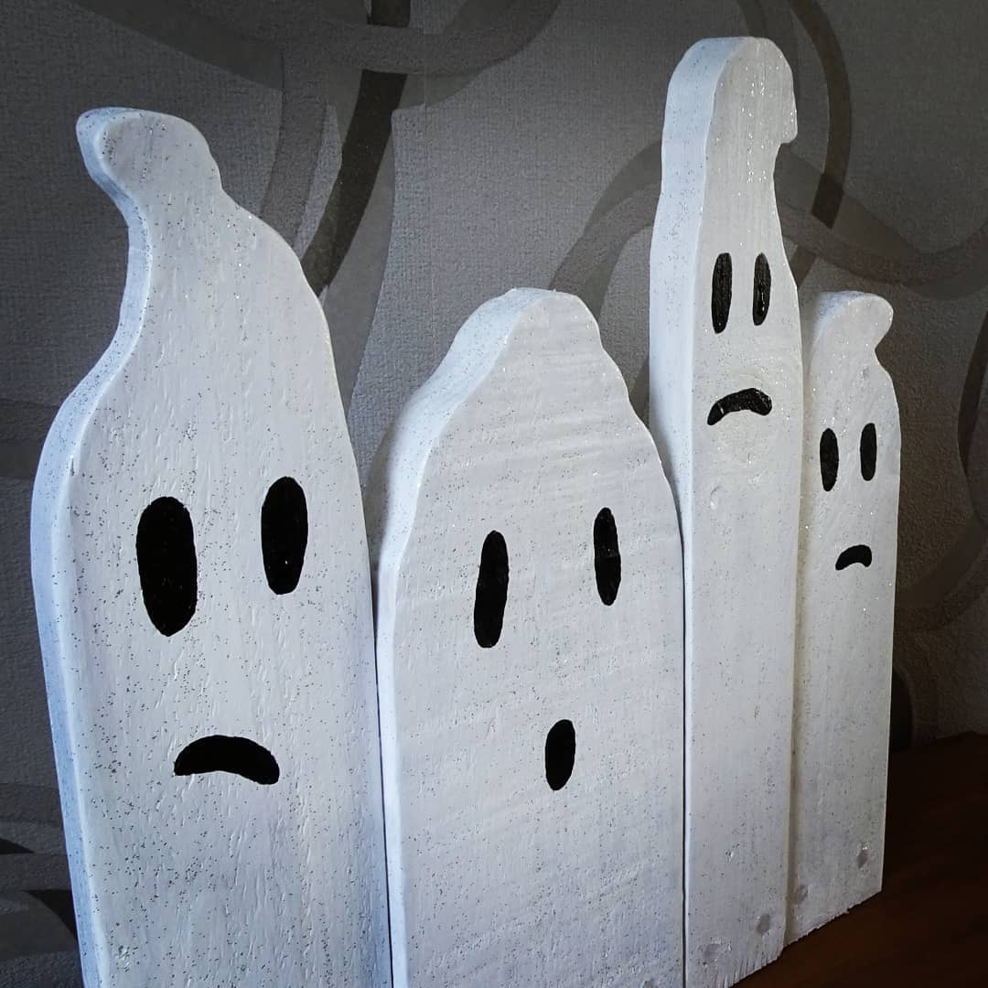 Four wooden ghosts Halloween decoration
