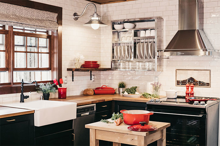 Country kitchen with black and red decor