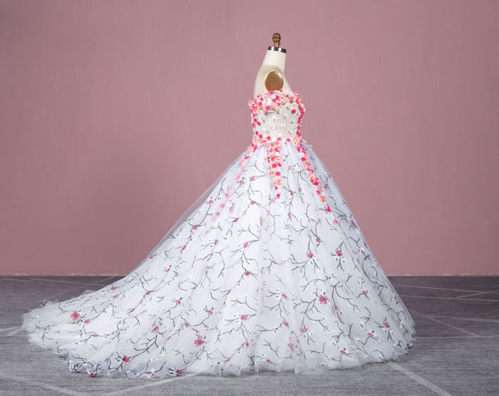 Teen Destroys Stepsister’s Expensive Dress Out Of Petty Jealousy, Mom Makes It A Teaching Moment