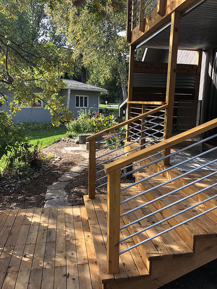 Different colored deck railing 