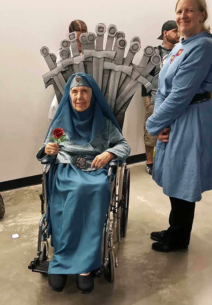 This Elderly Woman Dressed As Olenna Tyrell. Her Wheelchair Was Turned Into The Iron Throne And She Even Had An Assistant In Costume. As The Queen Of Thorns, She Looked Perfect