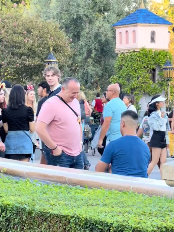 Disneyland Works Its Magic As Man Proposing To His Boyfriend Gets Proposed To Back Disneyland Works Its Magic As Man Proposing To His Boyfriend Gets Proposed To Back