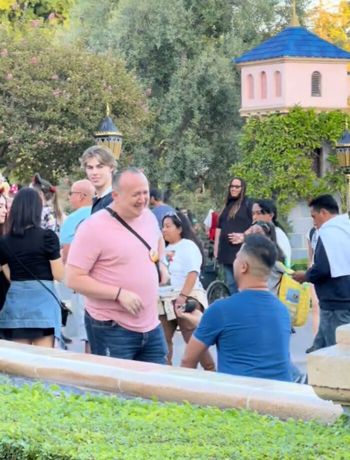 Disneyland Works Its Magic As Man Proposing To His Boyfriend Gets Proposed To Back Disneyland Works Its Magic As Man Proposing To His Boyfriend Gets Proposed To Back