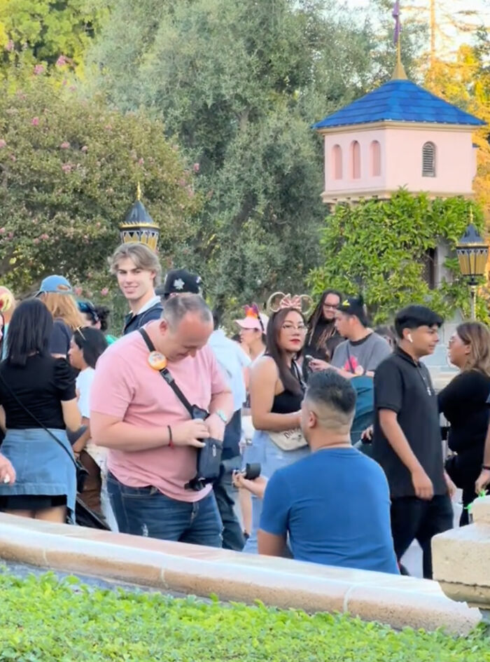 Disneyland Works Its Magic As Man Proposing To His Boyfriend Gets Proposed To Back Disneyland Works Its Magic As Man Proposing To His Boyfriend Gets Proposed To Back