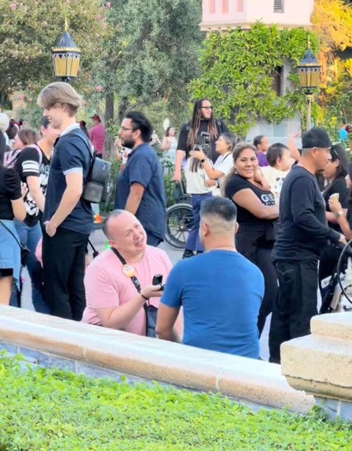 Disneyland Works Its Magic As Man Proposing To His Boyfriend Gets Proposed To Back Disneyland Works Its Magic As Man Proposing To His Boyfriend Gets Proposed To Back
