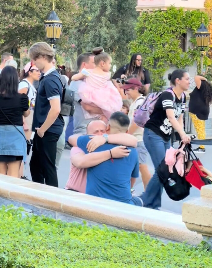 Disneyland Works Its Magic As Man Proposing To His Boyfriend Gets Proposed To Back Disneyland Works Its Magic As Man Proposing To His Boyfriend Gets Proposed To Back