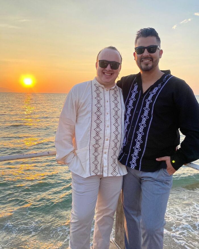 Disneyland Works Its Magic As Man Proposing To His Boyfriend Gets Proposed To Back Disneyland Works Its Magic As Man Proposing To His Boyfriend Gets Proposed To Back