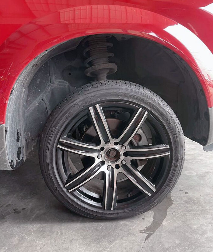 El cliente se compró las ruedas y los neumáticos por internet, le dijimos que eran muy pequeñas para su 4x4 pero insistió