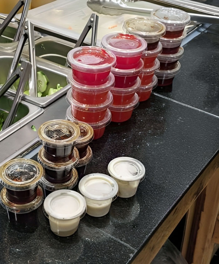 Esta clienta pidió más de 20 salsas extra y le sorprendió que se las cobráramos
