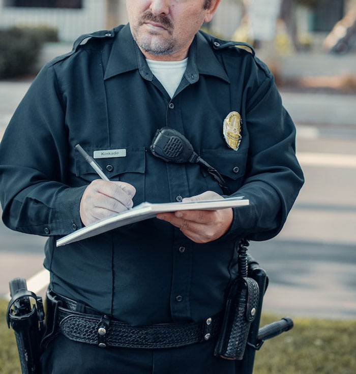 Entitled ‘Karen’ Comes Storming Out Of The Store, Is Met With Police And $1,000 Fine Entitled ‘Karen’ Comes Storming Out Of The Store, Is Met With Police And $1,000 Fine