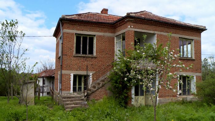 "We Can’t Do That In The UK": Scottish Dad Buys Six-Bedroom Mansion In Bulgaria For £3,000 "We Can’t Do That In The UK": Scottish Dad Buys Six-Bedroom Mansion In Bulgaria For £3,000