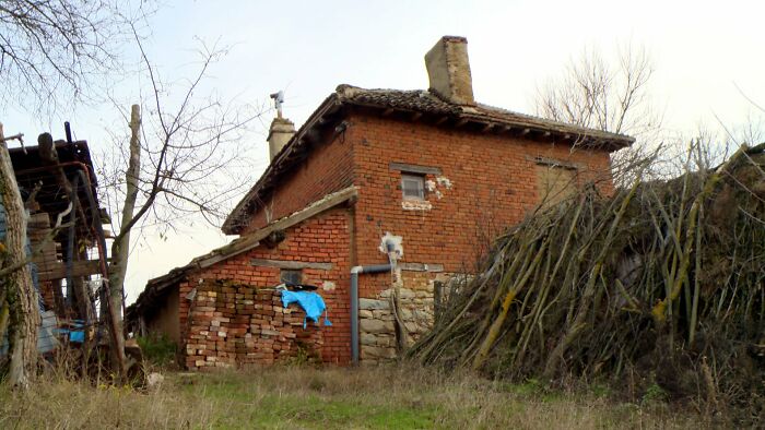 "We Can’t Do That In The UK": Scottish Dad Buys Six-Bedroom Mansion In Bulgaria For £3,000 "We Can’t Do That In The UK": Scottish Dad Buys Six-Bedroom Mansion In Bulgaria For £3,000