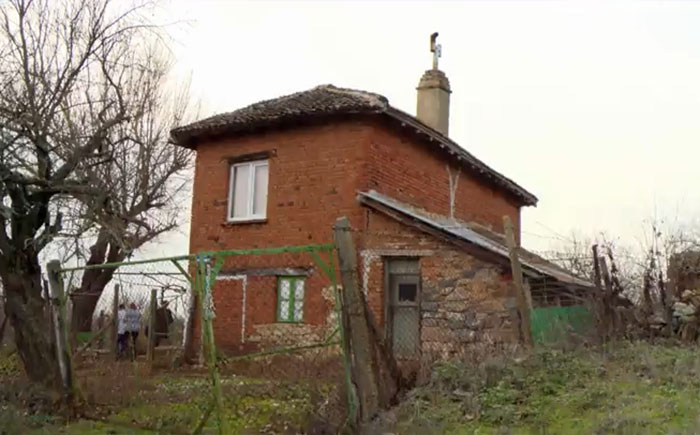 "We Can’t Do That In The UK": Scottish Dad Buys Six-Bedroom Mansion In Bulgaria For £3,000 