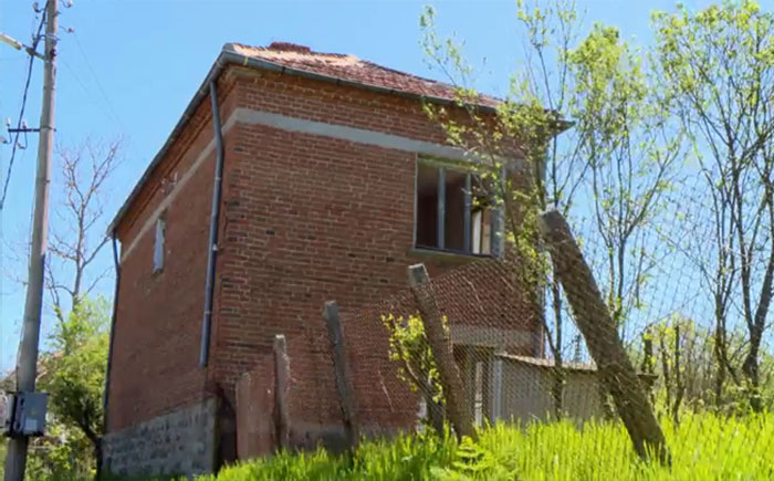 "We Can’t Do That In The UK": Scottish Dad Buys Six-Bedroom Mansion In Bulgaria For £3,000 "We Can’t Do That In The UK": Scottish Dad Buys Six-Bedroom Mansion In Bulgaria For £3,000