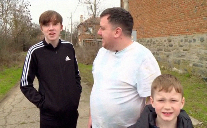 "We Can’t Do That In The UK": Scottish Dad Buys Six-Bedroom Mansion In Bulgaria For £3,000 "We Can’t Do That In The UK": Scottish Dad Buys Six-Bedroom Mansion In Bulgaria For £3,000