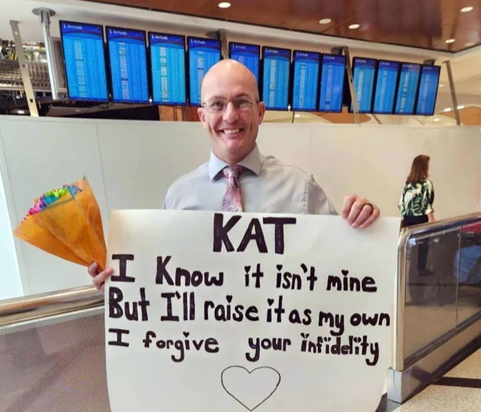 I Flew My Bestie In For Her Birthday And Talked My Husband Into Holding Up This Sign