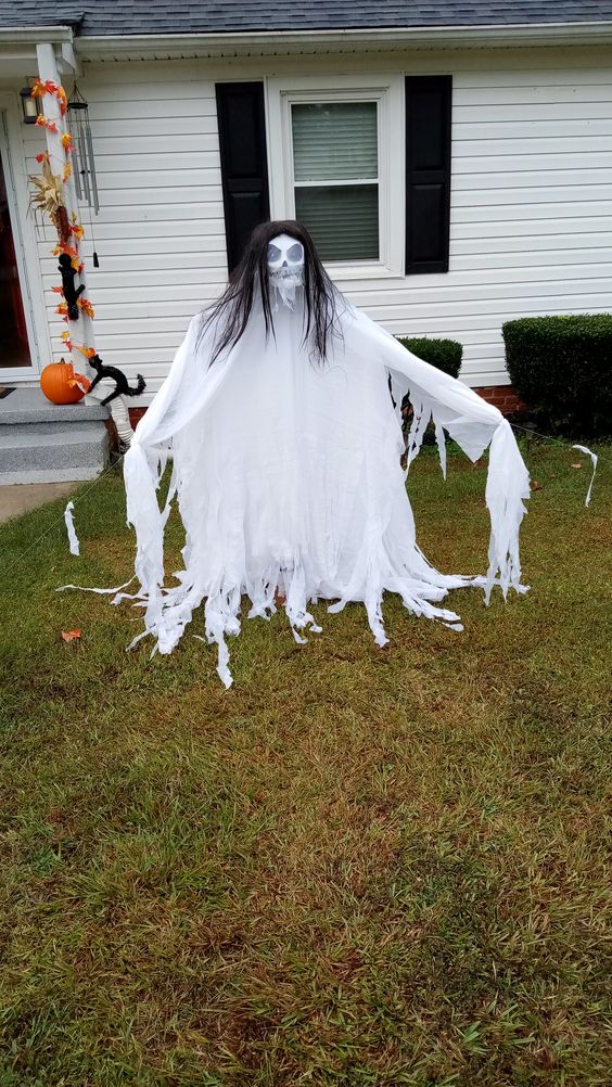 ghost-in-front-yard-front-6538359026df1.jpg