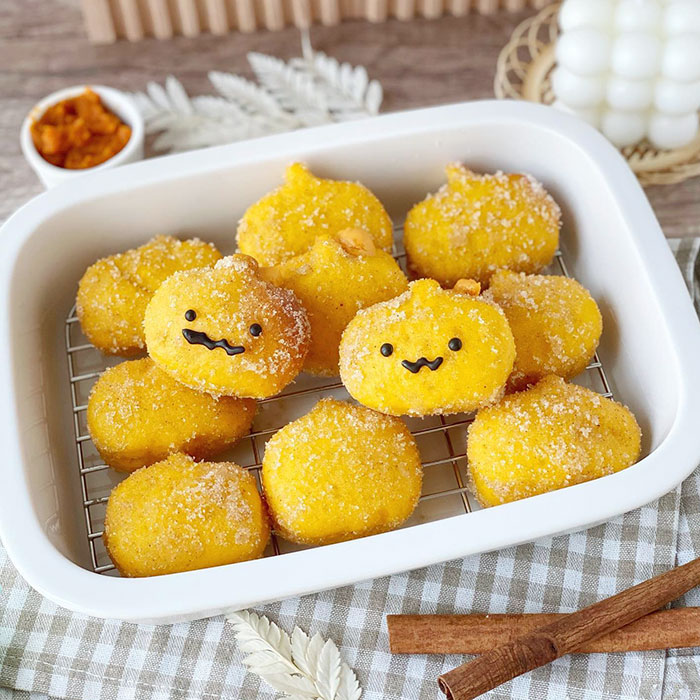 These Cute Mini Pumpkin Donuts Are The Perfect Halloween Treats